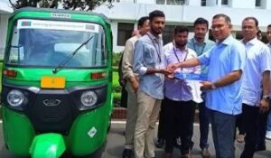 জুলাই যোদ্ধাদের আত্মকর্মসংস্থানে প্রধানমন্ত্রী তারেক রহমানের সিএনজি ও রিকশা উপহার জুলাই যোদ্ধাদের আত্মকর্মসংস্থানে প্রধানমন্ত্রী তারেক রহমানের সিএনজি ও রিকশা উপহার
