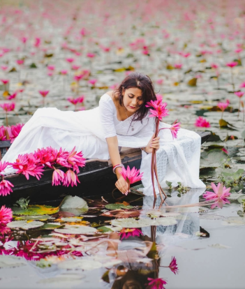 প্রকৃতির ক্যানভাসে লাল শাপলার রূপকথা: পর্যটকদের আকর্ষণের কেন্দ্রবিন্দু বরিশাল উজিরপুরের ‘সাতলা বিল’